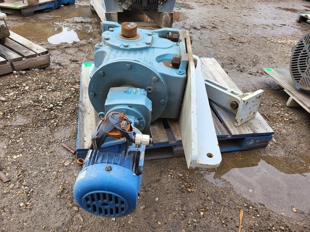 3 HP, 1755 RPM, SEW-Eurodrive #KA127R77AM182-KS, 704.00 :1 ratio gear reducer, 575 Volts - Image 4