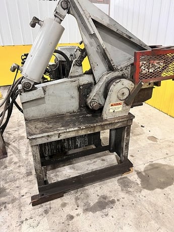 16" KRB #A114, hydraulic alligator shear, 15 HP, 15-50 SPM, feed table, hydraulic hold down clamp - Image 4