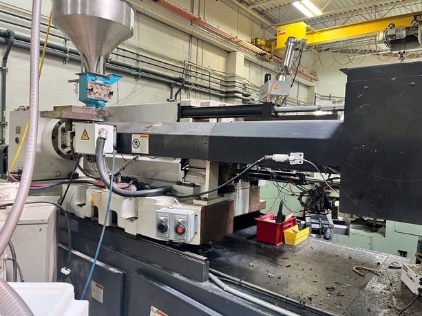 500 Ton, 72 oz., Cincinnati Milacron #NT550-80, Powerline Electric Injection Molding Machine, 2001 - Image 2