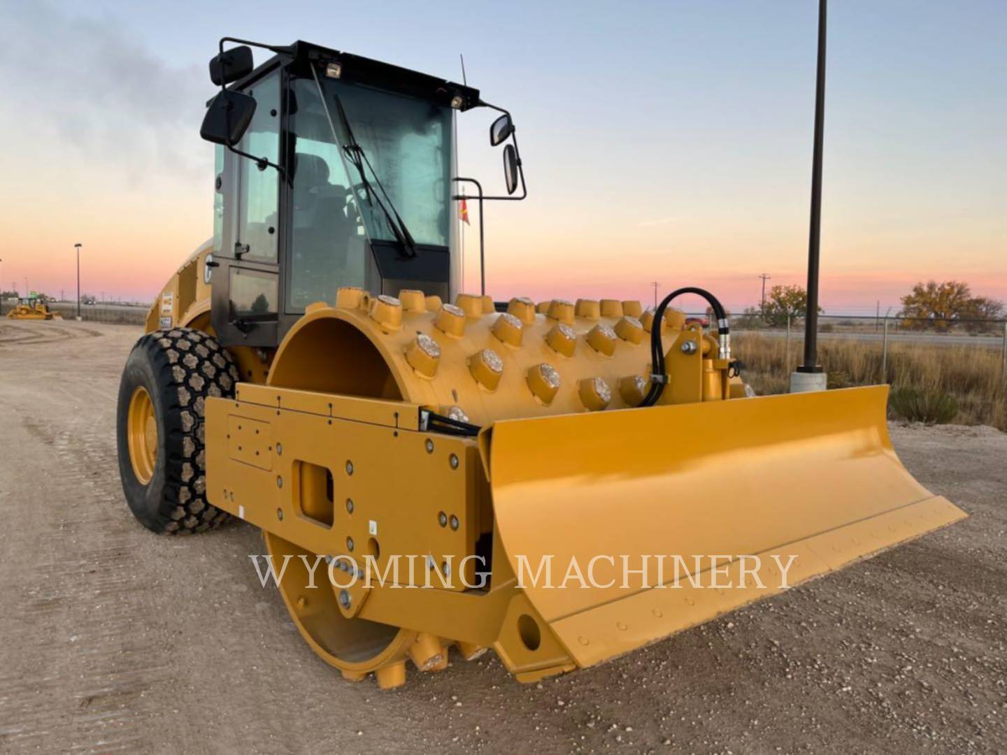 Caterpillar CS56, Asphalt Distributor, 877 hours, S/N: S5602051, 2023 - Image 2