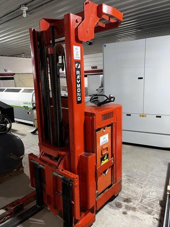 3000 lb. Raymond #810, electric reach forklift, 10' reach height, 24 V. - Image 3