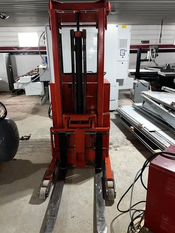 3000 lb. Raymond #810, electric reach forklift, 10' reach height, 24 V. - Image 4