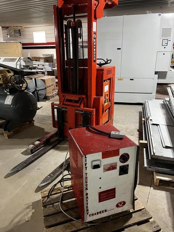 3000 lb. Raymond #810, electric reach forklift, 10' reach height, 24 V. - Image 5