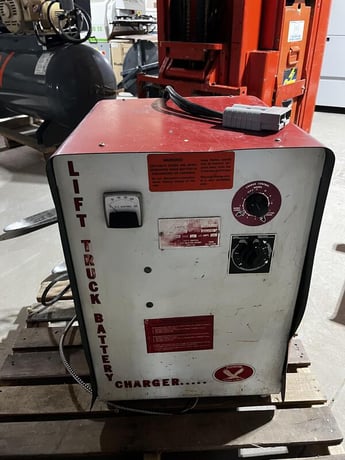 3000 lb. Raymond #810, electric reach forklift, 10' reach height, 24 V. - Image 10