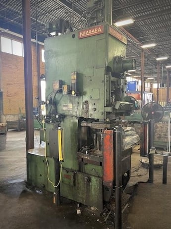 110 Ton, Niagara #E-90, OBI press, 6" stroke, 15" Shut Height, 39" RL x 25" FB bed, 46 SPM,air clutch & - Image 2