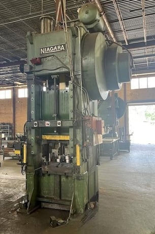 200 Ton, Niagara #SC1-200-30-36, 10" stroke, 26" Shut Height, 30" RL x 36" FB bed,air clutch & brake, 1966 - Image 1