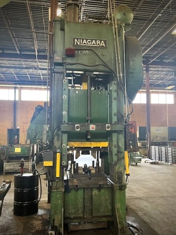 200 Ton, Niagara #SC1-200-30-36, 10" stroke, 26" Shut Height, 30" RL x 36" FB bed,air clutch & brake, 1966 - Image 2