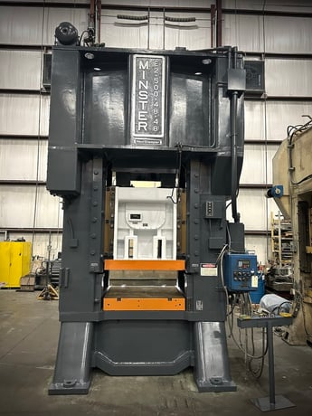 500 Ton, Minster #E2-500-48-48, 12" stroke, 28" Shut Height, 48" x 48" bed, 28 SPM, air clutch & brake, 1972 - Image 2