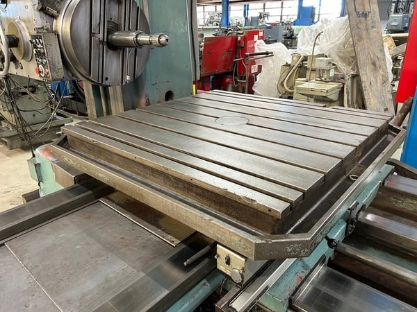 4" Tos #W100A, table type horizontal boring mill, 49" x49" built-in rotary table, built-in outrigger rails - Image 9