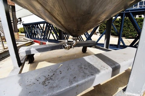 750 gallon 316 Stainless Steel tank, single wall design, 4' dia. x 8' straight side, cone bottom - Image 5