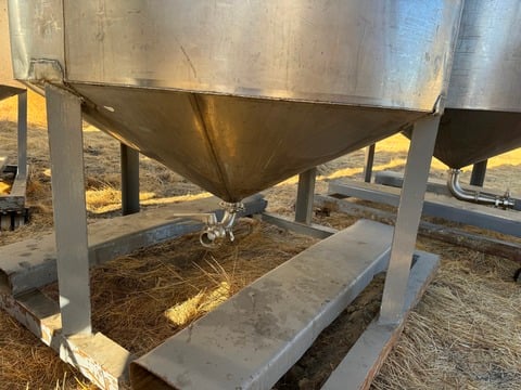 750 gallon 316 Stainless Steel tank, single wall design, 4' dia. x 8' straight side, cone bottom - Image 6