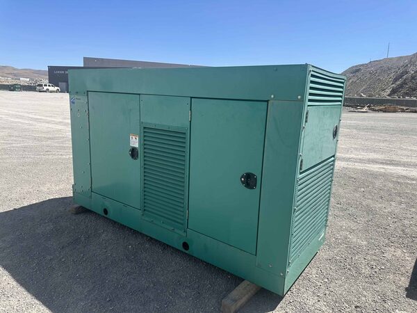 125 KW Cummins #GGLA-5710047, Natural gas generator set, 120/240 Volts, s/n #D050772240, 2005 - Image 3