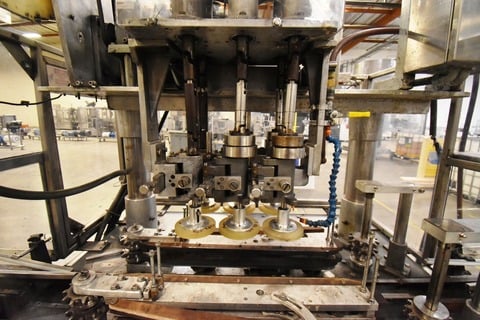 Automatic inline 3-spindle screw capper with capacity elevator & hopper - Image 4