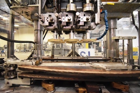 Automatic inline 3-spindle screw capper with capacity elevator & hopper - Image 5