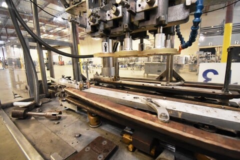 Automatic inline 3-spindle screw capper with capacity elevator & hopper - Image 6