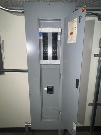 225 Amp. Westinghouse, PRL2, Panelboard, (8) breakers, 4 Wire, 3 phase, 480Y/277 V, 1994 - Image 1