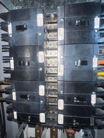 225 Amp. Westinghouse, PRL2, Panelboard, (8) breakers, 4 Wire, 3 phase, 480Y/277 V, 1994 - Image 4