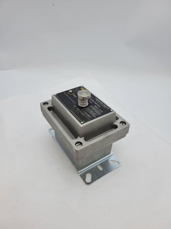Metrix #5550-021-010, Mechanical Vibration Switch 480 VAC, 15A, 250VDC, NEMA Size 4, unused - Image 1
