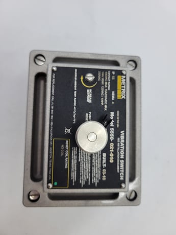 Metrix #5550-021-010, Mechanical Vibration Switch 480 VAC, 15A, 250VDC, NEMA Size 4, unused - Image 2