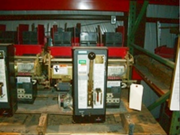 800 Amps, Siemens, RLH-800, Breaker, manually operated, drawout, III ISI, 65kA @ 635V., 3 phase (25 available) - Image 1