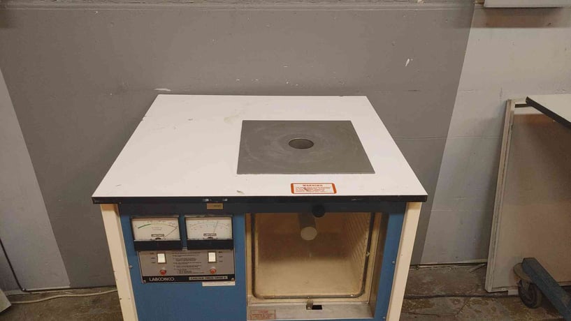 28" x 31" Labconco, Cascade Freeze Dryer 8, 31" L x 28" width x 37" H, 20 Amps, 115 V - Image 2