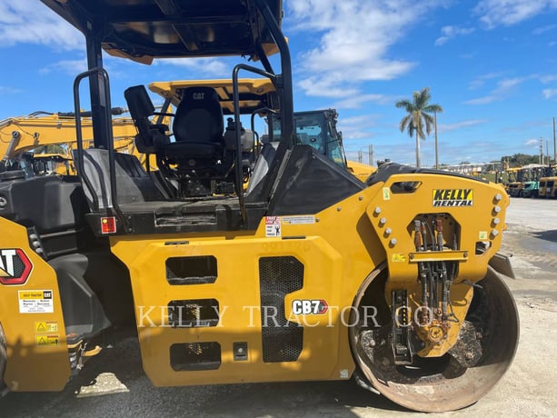 Caterpillar CB 7, Twin Drum Roller, 1087 hours, S/N: M5R00206, 2021 - Image 4