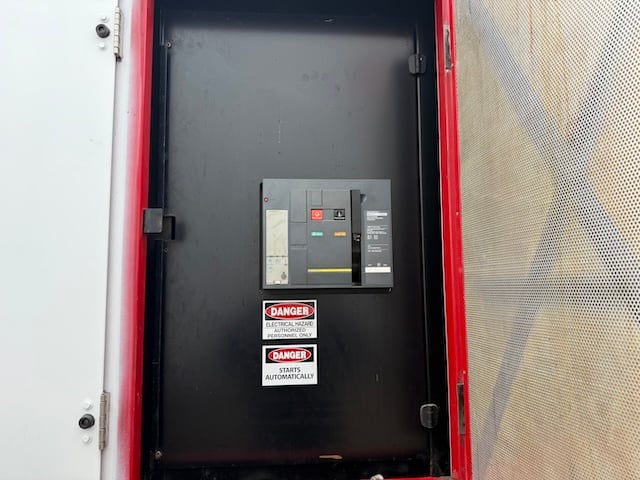 1250 KW Baldor #IDLC1250-2M, trailer mounted, Tier 2, sound attenuated enclosure, 277/480 Volts, 556 hours - Image 5