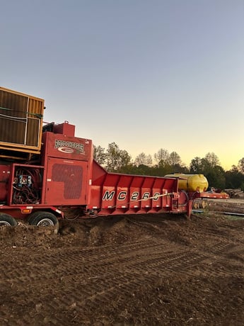 Rotochopper #MC-266, portable grinder, 535 HP, diesel, 200 gal.fuel capacity, PT Tech hydraulic clutch - Image 2