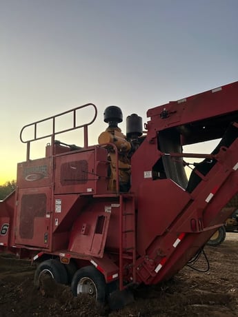 Rotochopper #MC-266, portable grinder, 535 HP, diesel, 200 gal.fuel capacity, PT Tech hydraulic clutch - Image 3
