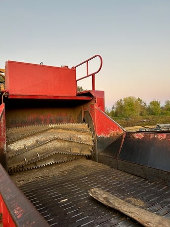 Rotochopper #MC-266, portable grinder, 535 HP, diesel, 200 gal.fuel capacity, PT Tech hydraulic clutch - Image 5