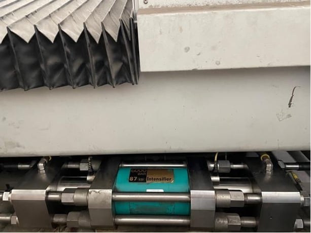 Flow #IFB-4800, waterjet cutting system, 4' X, 8' Y, 8" Z, 50 HP, 87000 psi, Dynamic cutting head, 2008 - Image 4