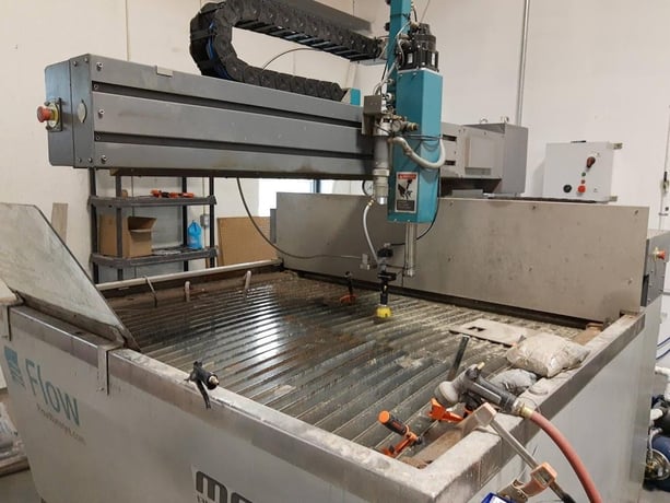 Flow #Mach-2-1313B, waterjet cutting system, 4.3'X, 4.3'Y, 7" Z, 30 HP, 60000 psi, 30SA-60 ESL intensifier - Image 2