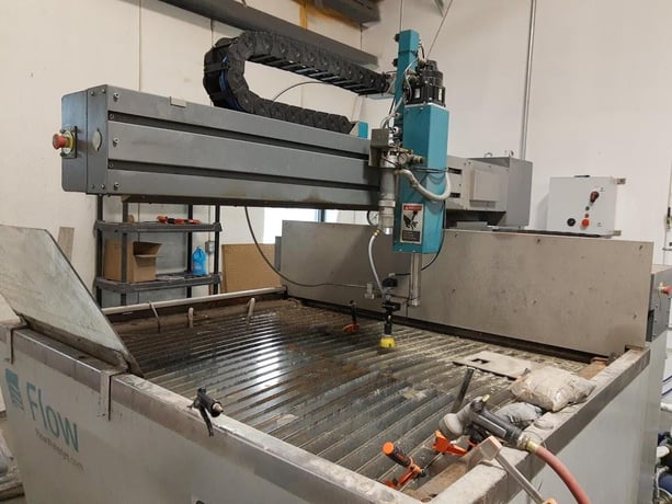 Flow #Mach-2-1313B, waterjet cutting system, 4.3'X, 4.3'Y, 7" Z, 30 HP, 60000 psi, 30SA-60 ESL intensifier - Image 3