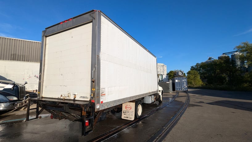 Hino #258, 22' refrigerated box truck, diesel engine, automatic transmission, hydraulic brakes, 2013 - Image 2