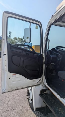 Hino #258, 22' refrigerated box truck, diesel engine, automatic transmission, hydraulic brakes, 2013 - Image 6