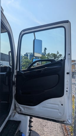 Hino #258, 22' refrigerated box truck, diesel engine, automatic transmission, hydraulic brakes, 2013 - Image 9