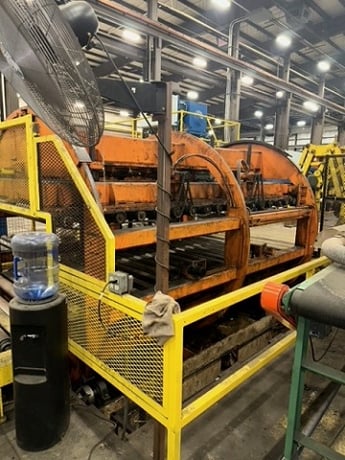 20000 lb. Automatic Feed Co., bundle tunrover, 90" W x 34" gap, claping actuatred by hydraulic motor - Image 1