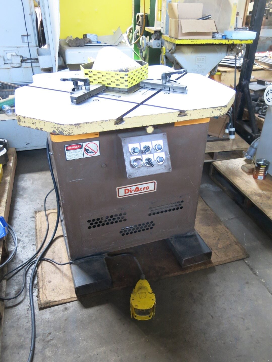 10" gauge x 9" x 9" DiAcro, hydraulic notcher, 230/460 3ph, table guides/stops, blades are in good shape - Image 1