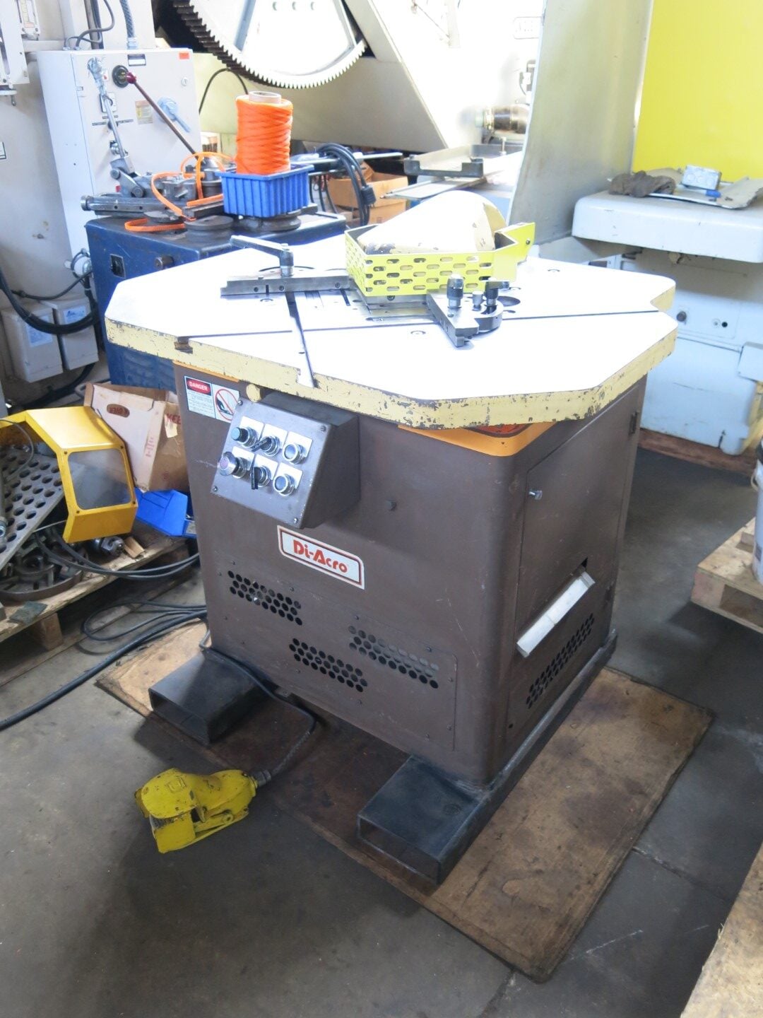 10" gauge x 9" x 9" DiAcro, hydraulic notcher, 230/460 3ph, table guides/stops, blades are in good shape - Image 2