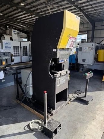20 Ton, Toyokoki #APB-184U, servo electric CNC press brake, 3.93" stroke, pendant Control - Image 3