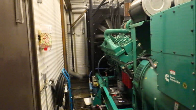 1250 KW Cummins #DQGAA, standby diesel generator, 347-600 Volts, 2557 hours, 2010 - Image 8