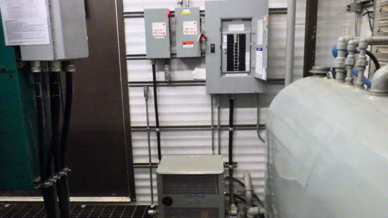 1250 KW Cummins #DQGAA, standby diesel generator, 347-600 Volts, 2557 hours, 2010 - Image 9