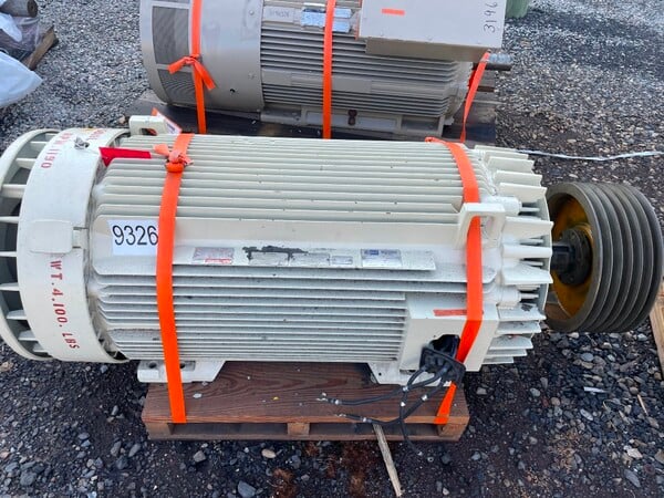 300 HP 1200 RPM General Electric, Frame 5011L, TEFC, roller, 1.15 service factor, 2300 Volts, used nice - Image 2