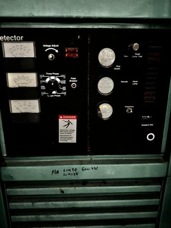 680 KW Cummins #GTA38G3, Natural gas generator, 277/480 Volts, 264 hours, 2004 - Image 4