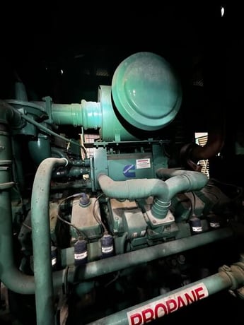 680 KW Cummins #GTA38G3, Natural gas generator, 277/480 Volts, 264 hours, 2004 - Image 7