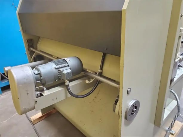 .098" x 4.7' Darley #S1250x2.5, hydraulic shear, 40" manual front gauge, hydraulic hold downs - Image 5