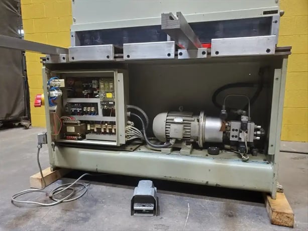 .098" x 4.7' Darley #S1250x2.5, hydraulic shear, 40" manual front gauge, hydraulic hold downs - Image 7