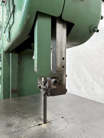 16" DoAll #ML-16, vertical bandsaw, 24" x 24" table, 50-1600 RPM, DBW-10 30 AMP blade welder - Image 5
