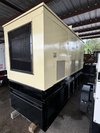 274 KW Generac, stationary diesel generator, basetank, weatherproof enclosure, 277/480 Volts, 584 hours - Image 2