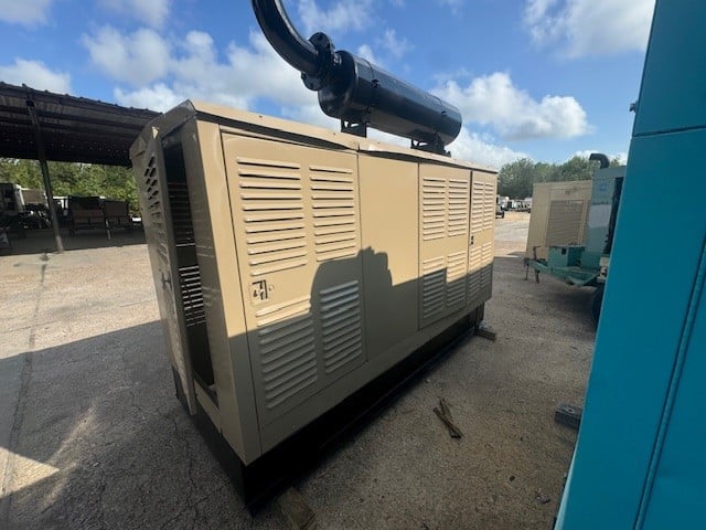 250 KW Cummins, stationary diesel generator, weatherproof enclosure, 0.8 PF, 277/480 Volts, 1997 - Image 2